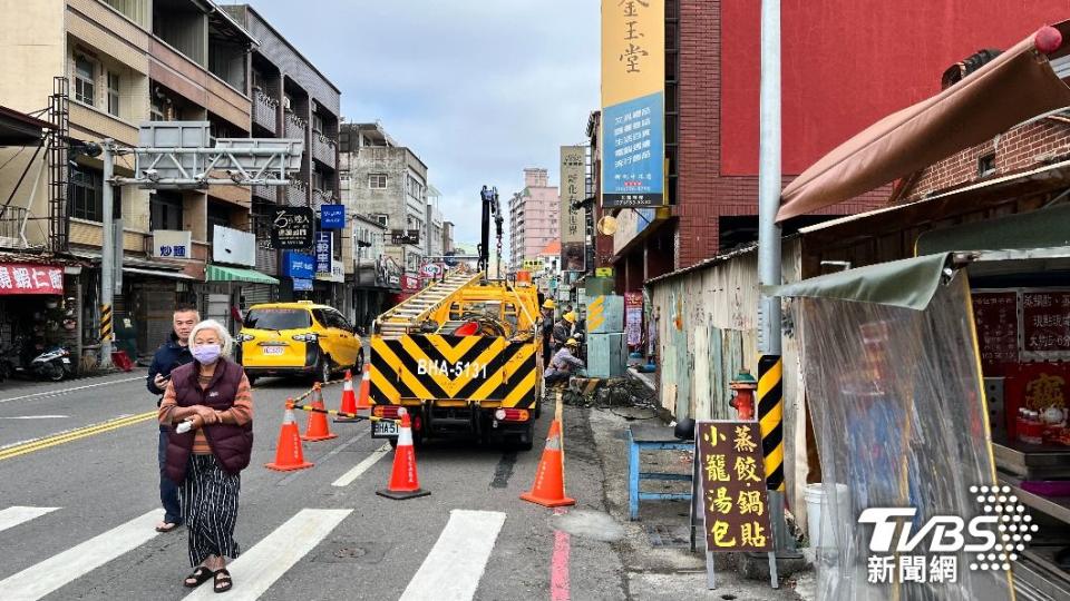 該轎車駕駛疑似因分心，撞擊中正路國泰大樓旁台電公司變電箱。（圖／TVBS）