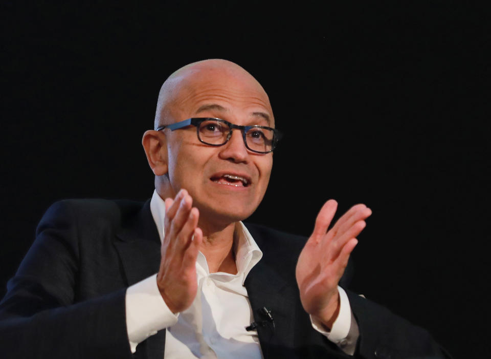 Satya Nadella, amministratore delegato di Microsoft, fa gesti mentre partecipa al "Vertice dei giovani innovatori" di Microsoft a Nuova Delhi, India, il 26 febbraio 2020. Il suo stipendio nel 2020 era circa la metà di quello che il CEO di Apple Tim Cook ha guadagnato nel 2021. REUTERS/Anushree Fadnavis