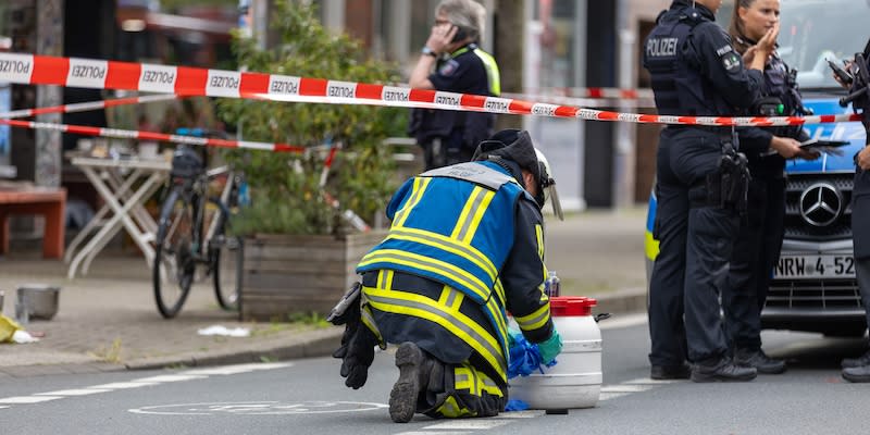 Polizisten sind im Einsatz vor einem Bochumer Café, nachdem bei einem Angriff mit einer säurehaltigen Flüssigkeit im Außenbereich des Cafés mehrere Personen verletzt wurden.<span class="copyright">dpa</span>