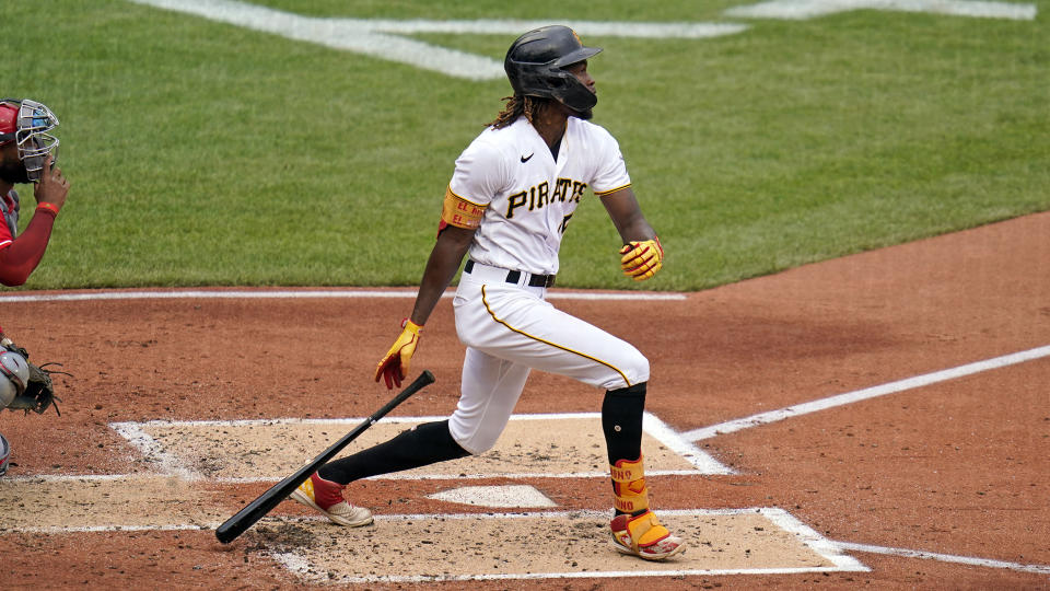 Oneil Cruz de los Piratas de Pittsburgh batea un doble ante los Rojos de Cincinnati, el miércoles 28 de septiembre de 2022. (AP Foto/Gene J. Puskar)