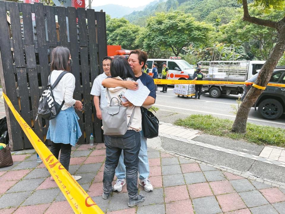 花蓮太魯閣晶英酒店員工上班途中遇地震，受困山區一天一夜獲救時，情緒激動相擁報平安。(記者王燕華／攝影)