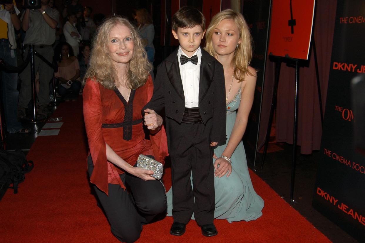 Seamus Davey-Fitzpatrick, el niño que dio vida al diabólico Damien en el remake de 'La profecía', junto a Mia Farrow y Julia Stiles en la premiere de la película en 2006 (Foto: Billy Farrell/Patrick McMullan via Getty Images)