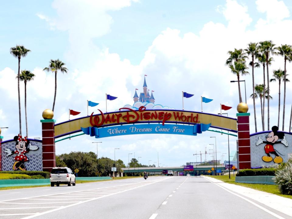 A view of the Walt Disney World entrance sign.