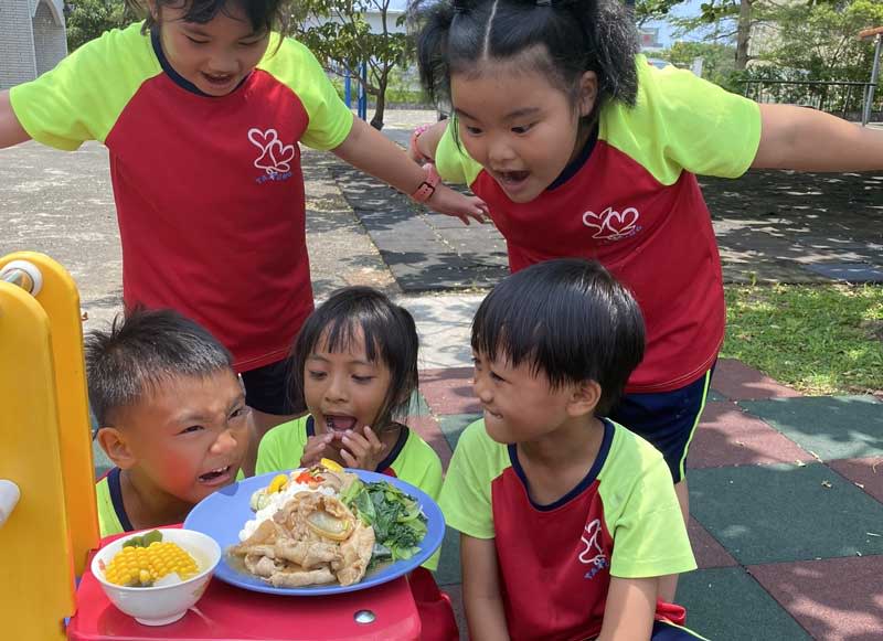 「灃食主廚到我家」兩年來走訪全台13縣市14所學校，協助校園營養午餐結合飲食教育，激發孩子對食物興趣。（灃食教育基金會提供）