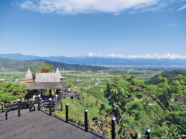 入住香格里拉，早上一定要去行山，你看，景色很開揚。（周翠玲攝）