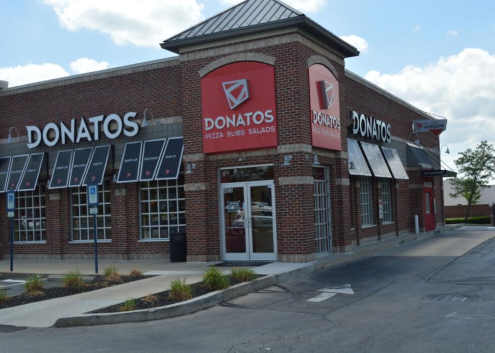 A brick Donatos Pizza restaurant.