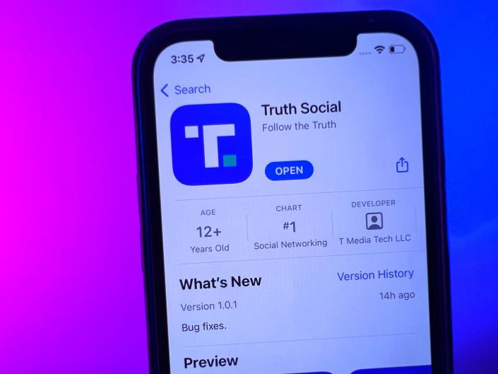 تلفنی که برنامه Truth Social دونالد ترامپ را در اپ استور اپل نمایش می دهد.