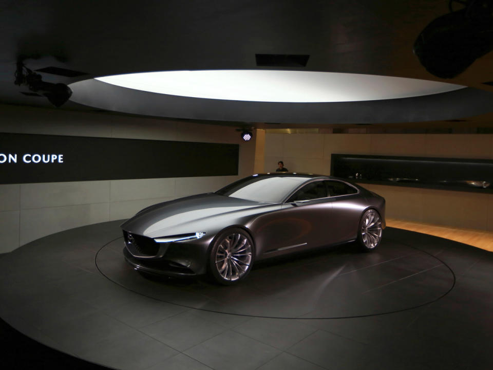 Wie ein Raubtier im Sprung: Der große Star der Tokyo Motor Show ist der Vision Coupé von Mazda, der ein echter Gegenpol zu den elektro-autonomen Studien anderer Hersteller ist. Ob und wann die fünf Meter lange Limousine allerdings auf dem Markt erscheint, steht in den Sternen. Am ehesten kann man die Studie wohl als Ausblick auf die kommende Generation des Mazda 6 werten. (Bild-Copyright: Eugene Hoshiko/AP Photo)