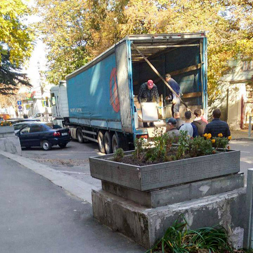 Russian soldiers in plainclothes load stolen artwork from the Kherson Regional Art Museum into the back of a truck in November 2022. (Courtesy Kherson Regional Art Museum)