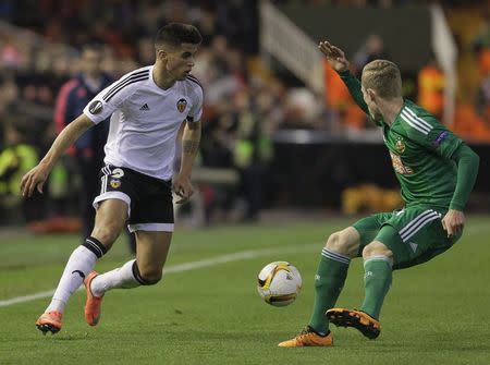 Football Soccer - Valencia vs Rapid Wien - Europa League - Round of 32 - Mestalla Stadium, Valencia, Spain, 18/02/16.Valencia's Joao Cancelo (L) and Rapid Wien's Florian Kainz in action. REUTERS/Heino Kalis