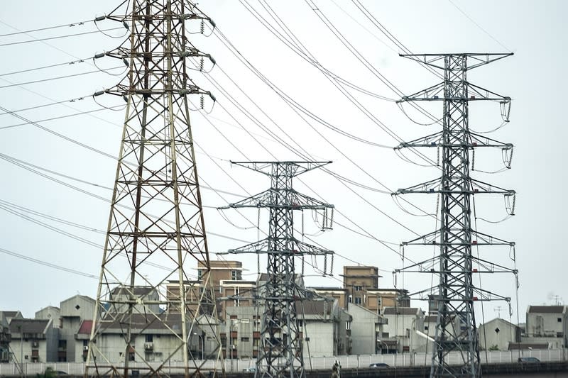 電價4月起平均調漲11%，醫療院所也受衝擊，疾呼凍漲醫療機構電價。衛福部次長王必勝24日表示，本周將邀醫界了解實際影響，並與行政院討論是否有政策調整空間，或另找財源研議補助方案。（中央社資料照）