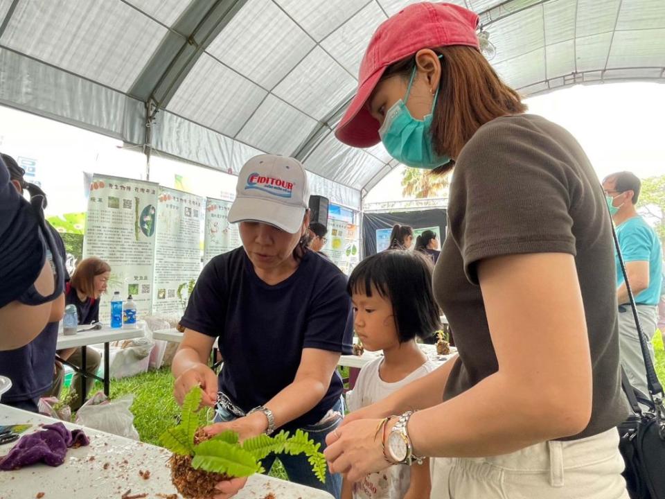 世界環境日園遊會主軸為「塑戰速決」，再搭配防災、能源及食農等氣候變遷重要面向，分享新北市推展校園減塑、資源回收循環再利用等教學活動。（記者蔡琇惠攝）