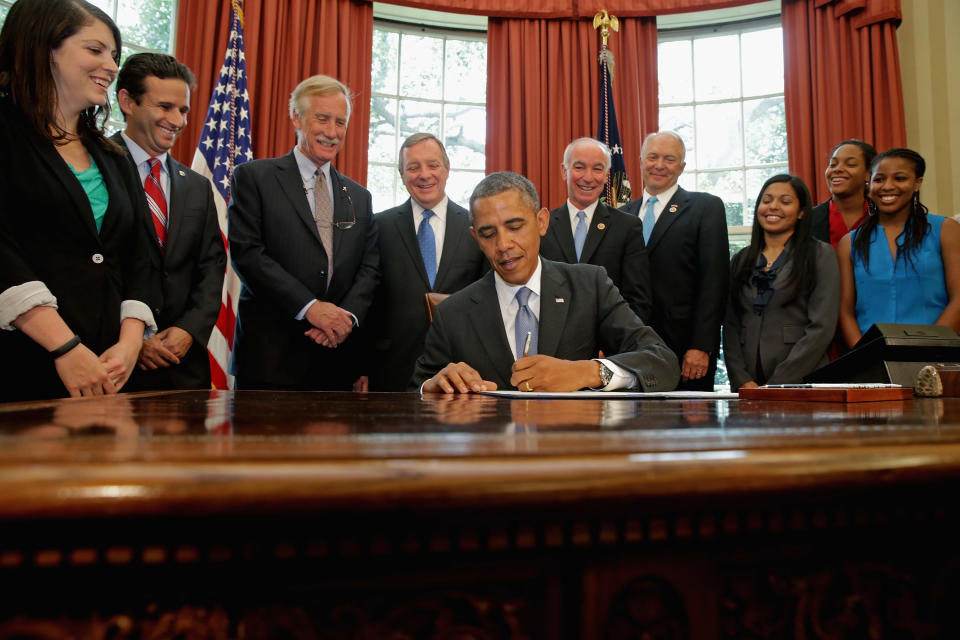 U.S. President Barack Obama (C) signs the Bipartisan Student Loan Certainty Act of 2013 on August 9, 2013 in Washington, DC. (Photo: Chip Somodevilla/Getty Images)