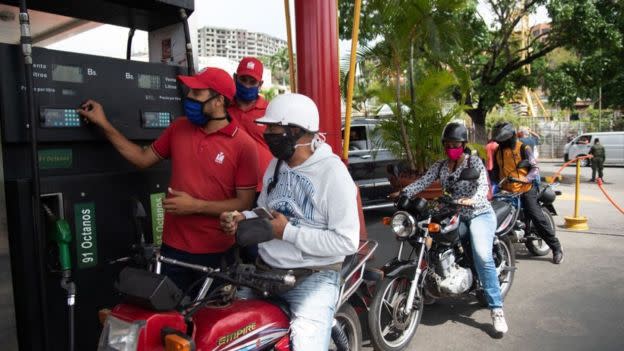 Venezuela sufre una grave escases de gasolina.