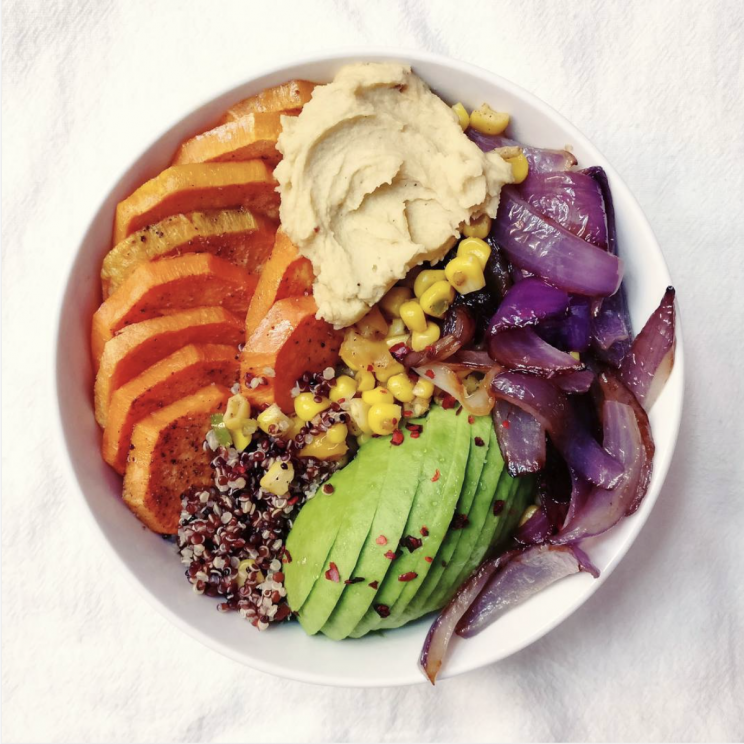 <p>Généralement végétarien, le buddha bowl pourrait bien remplacer le chirashi et autre salades composées. Cumulant céréales, légumineuses, légumes (ou/et fruits), et des graines, c’est le déjeuner idéal. Pour sa composition, lâchez-vous, tout est permis !</p>