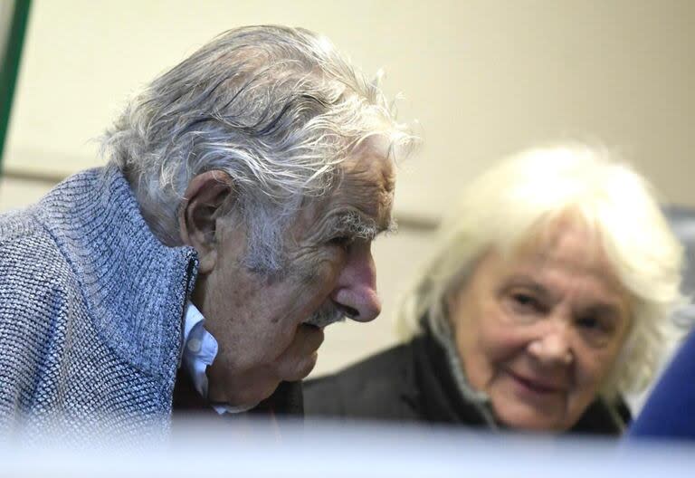 José Mujica junto a su esposa, Lucía Topolansky, en la conferencia de prensa en la que anunció que tiene un tumor