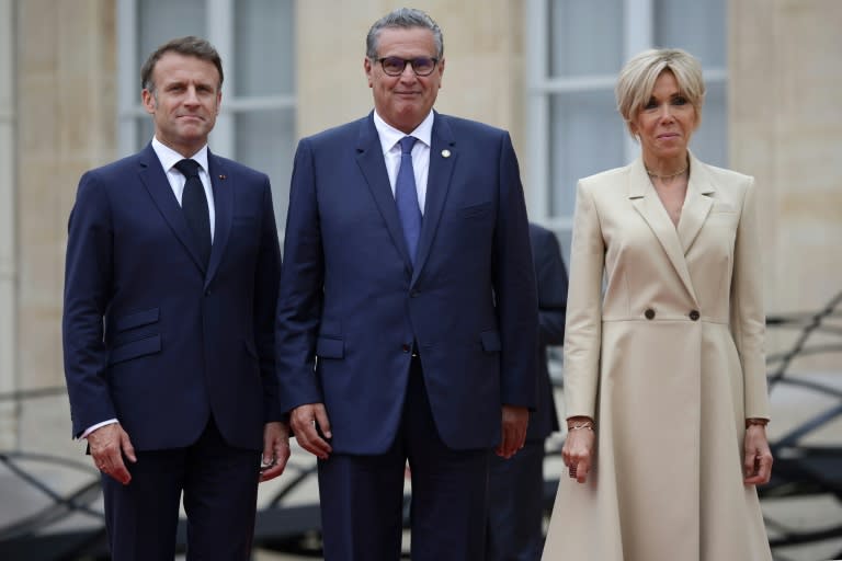 El presidente francés, Emmanuel Macron (izq), y su esposa, Brigitte, reciben al primer ministro marroquí, Aziz Ajanuch, durante una ceremonia previa a la inauguración de los Juegos Olímpicos de París, el 26 de julio de 2024 en el palacio del Elíseo (Valentine Chapuis)