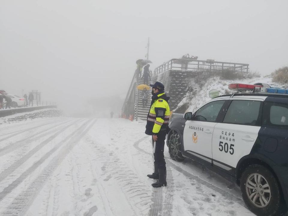 今晚合歡山有望降雪，台14甲線翠峰至大禹嶺下午5時起預警性封閉(合歡山降雪資料照)。   圖：擷取自臉書「南投縣政府警察局仁愛分局」