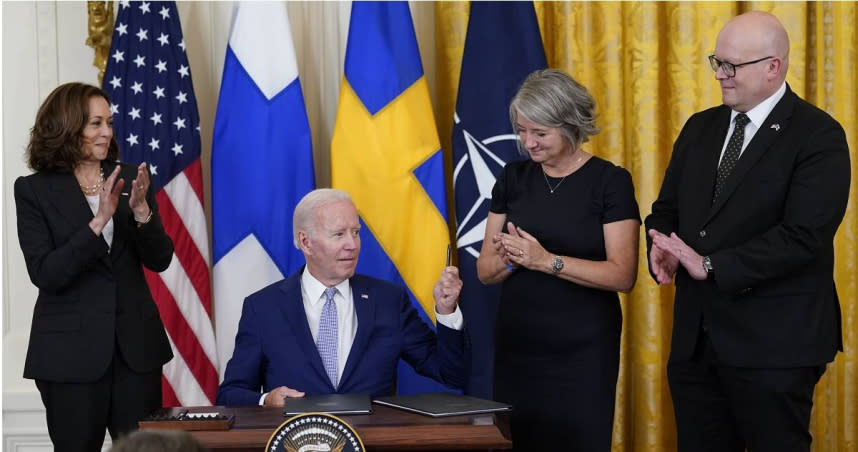 繼美國聯邦參議院以壓倒性多數同意芬蘭和瑞典加入北大西洋公約組織（NATO）後，美國總統拜登於當地時間9日簽署相關批准文件。（圖／達志／美聯社）