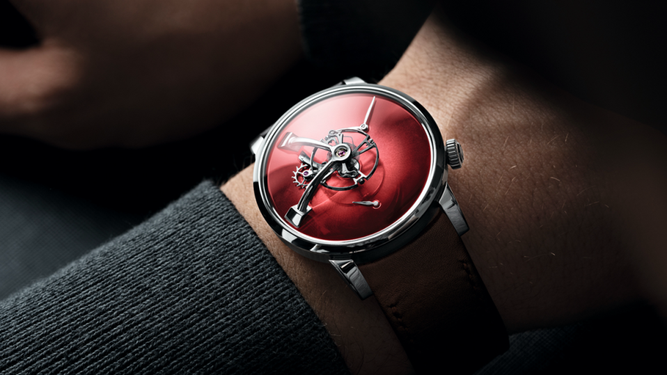 LM101 MB&F X H. MOSER 煙燻紅｜錶徑40mm、不鏽鋼材質、時間及動力儲存指示、手上鏈機芯、限量15只、建議售價NT$ 1,680,000