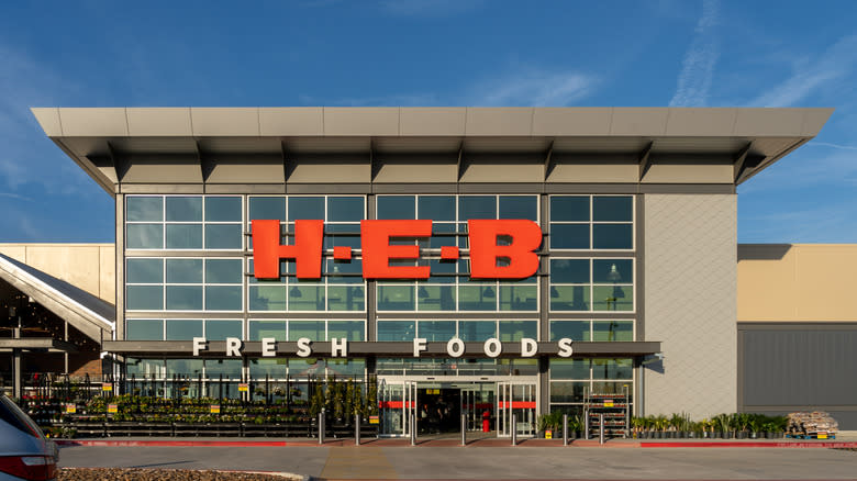 Front of H-E-B grocery store