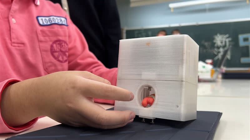 新湖國小6年級學生發明「剝蝦神器」。（圖／翻攝畫面）