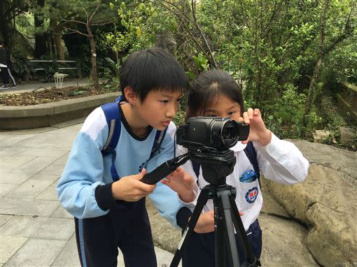 小學生前往木柵拍攝影片，讓大家看見臺灣之美。（圖／再興小學提供）