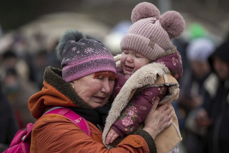 Una mujer que sostiene a un niño después de huir de Ucrania y llegar al cruce fronterizo en Medyka, Polonia, el 7 de marzo de 2022