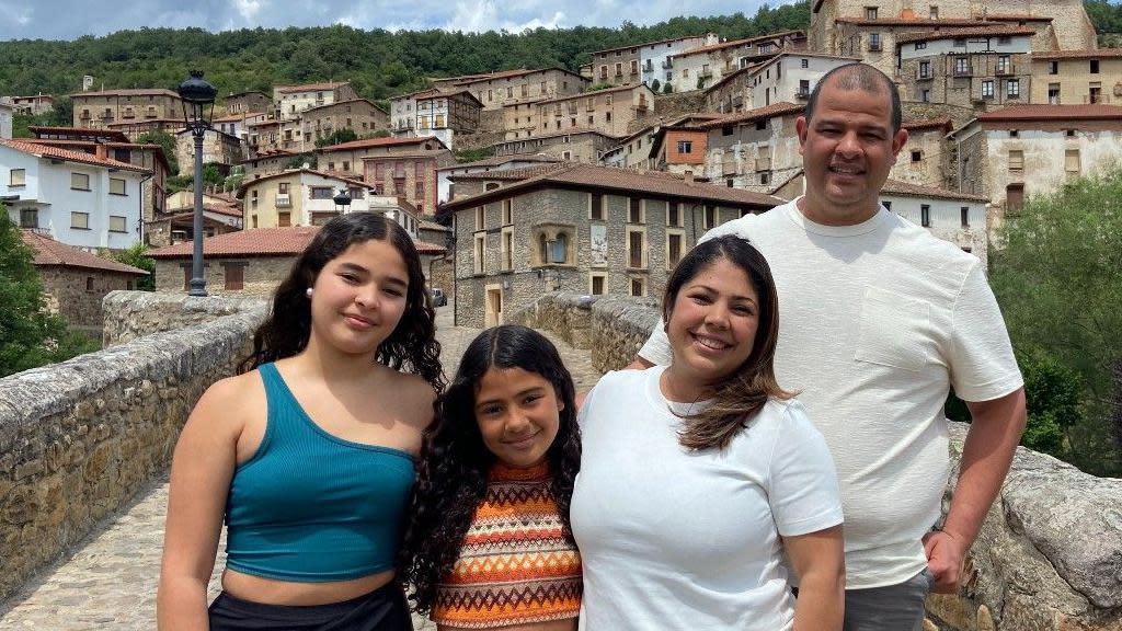 Soraida Ledezma y Carlos Escalona (derecha) junto a sus hijas en Villoslada de Cameros, La Rioja.