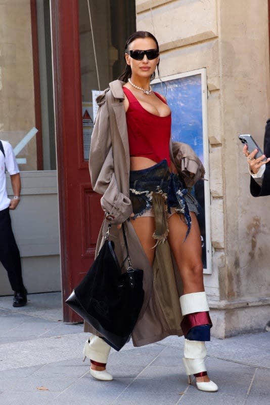 Irina Shayk entrando a un desfile de moda