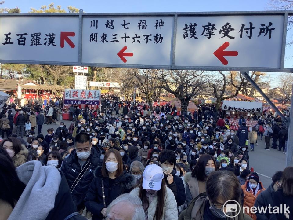 日本寺社許多停辦活動今年恢復，初詣人數暴增，也是病毒擴散感染的原因。   圖：劉黎兒 / 攝