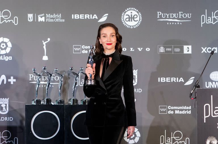 Natalia Oreiro con su Platino del Público a la mejor interpretación femenina en una miniserie, por Santa Evita