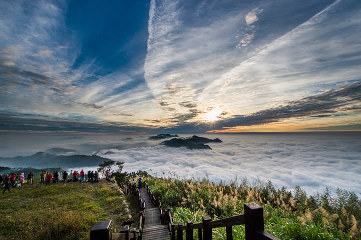 二延平步道列隙頂三寶之一 (茶園步道、雲瀑雲海、夕照)，美景在此一網打盡。 圖：嘉義縣文化觀光局／提供