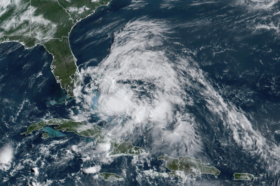 En está imágenes por satélite de GOES-16 GeoColor tomdada el sábado 1 de agosto de 2020 a las 9:40 de la mañana EDT, proporcionada por la NOAA, el huracán Isaías sobre las Bahamas. (NOAA via AP)