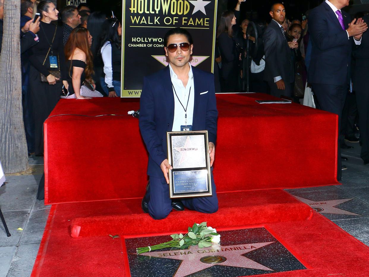 Chris Perez posa con la estrella dedicada a Selena en el Paseo de la Fama de Hollywood el 3 de noviembre de 2017. (Capture Pix/Shutterstock)