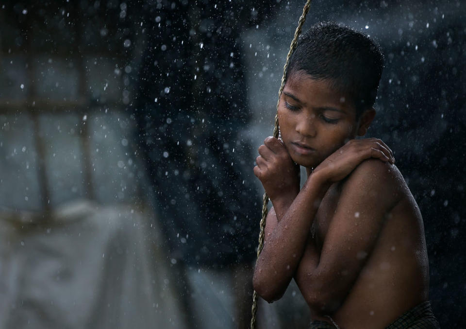 Ein geflüchteter Rohingya-Junge steht im Flüchtlingslager in Bangladesh. Dutzende Länder werfen Myanmar einen Genozid an der muslimischen Minderheit der Rohingya vor. (Bild: Getty Images)