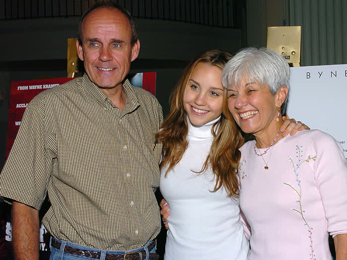 Amanda Bynes con sus padres 