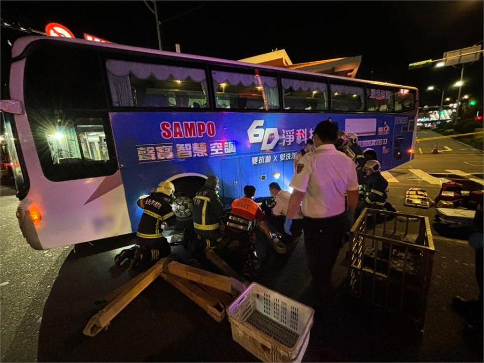 快新聞／台北車站前老翁遭客運擦撞捲車底　警消急救出幸無大礙