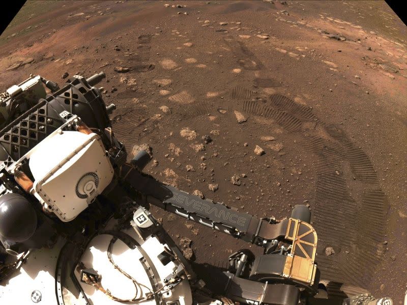 ▲在登陸火星2週後，NASA探測車「毅力號」成功完成第一次試駕，並在火星表面留下移動的軌跡。（圖／美聯社／達志影像）