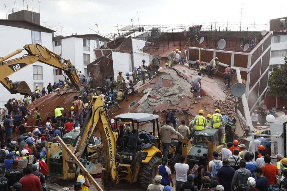 <p>CIUDAD DE MÉXICO Earthquake/Sismo-CDMX.- El fuerte sismo que sacudió este martes la Ciudad de México provocó el colapso de edificios en varios puntos de la capital y dejó decenas de muertos y un número indeterminado de personas atrapadas bajo los escombros. En la imagen, personal y equipos de rescate en el edificio de Coapa en la calle Racho el Arco, al sur de esta capital. 19 de septiembre 2017. Foto: Agencia EL UNIVERSAL/Luis Cortés/RCC </p>