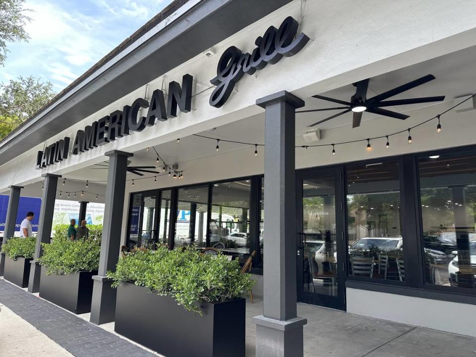 El exterior del recién renovado Latin American Grill de Miami Lakes.