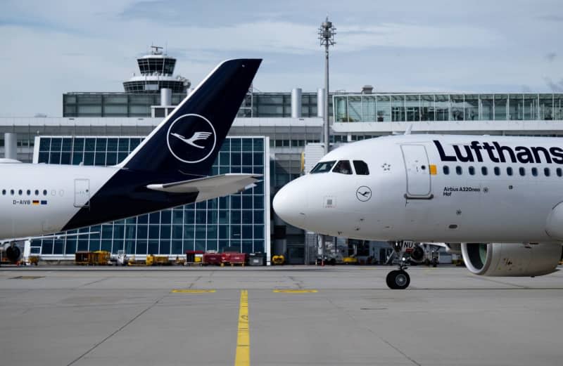 Lufthansa aircrafts stand on the tarmac at Munich Airport. German airline Lufthansa intends to fly 10% to 20% of its original flight schedule on Wednesday during the planned strike by its ground staff, a spokesman told dpa on 05 February. Sven Hoppe/dpa
