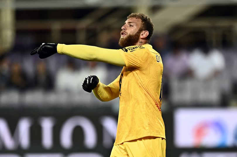 AC Monza goalkeeper Michele Di Gregorio points to his teammates during a game against Fiorentina