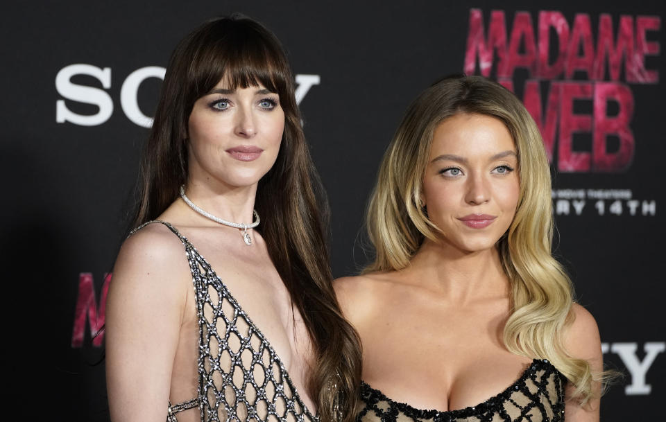 Dakota Johnson, izquierda, y Sydney Sweeney llegan al estreno de "Madame Web" el lunes 12 de febrero de 2024 en Regency Village Theatre en Los Ángeles. (Foto Jordan Strauss/Invision/AP)