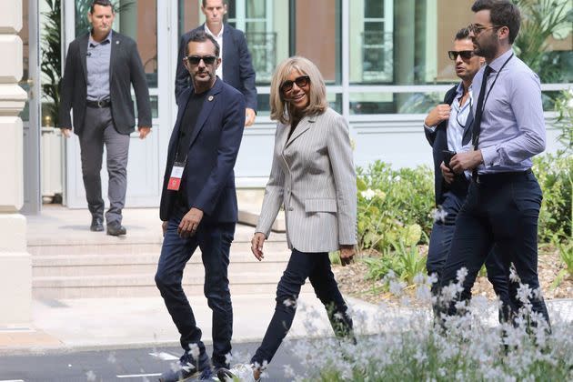 <p>Brigitte Macron à Biarritz, avec son directeur de cabinet, Pierre-Olivier Costa, et son chef de cabinet, Tristan Bromet.</p>