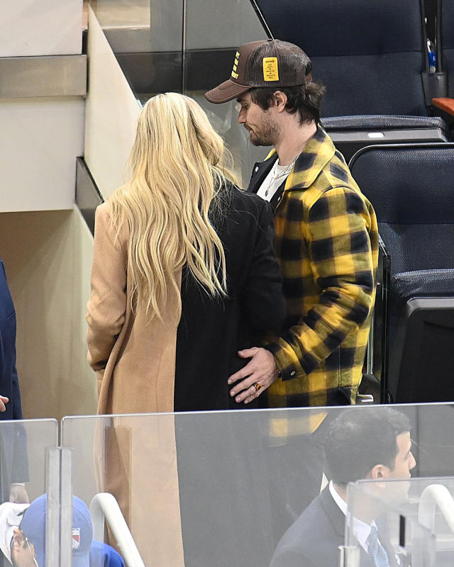 Kelsea Ballerini and Chase Stokes Spotted in an Adorable Moment at NHL Game  Between Rangers and Senators - EssentiallySports