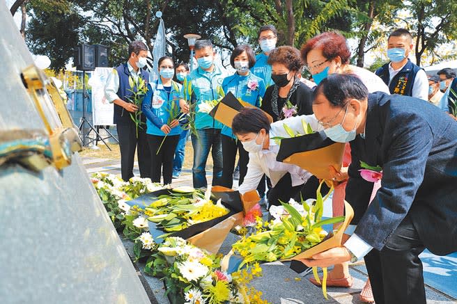 台中市政府在大里區舉辦「228和平紀念追思會」，市長盧秀燕帶領與會者獻上百合花，表達追思。（馮惠宜攝）