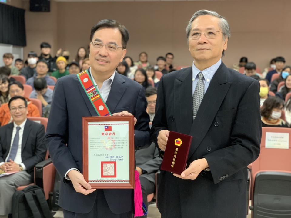 高德義（右）教授獲頒原住民族一等獎章，由夷將主委親自頒發。（圖：梁國榮攝）