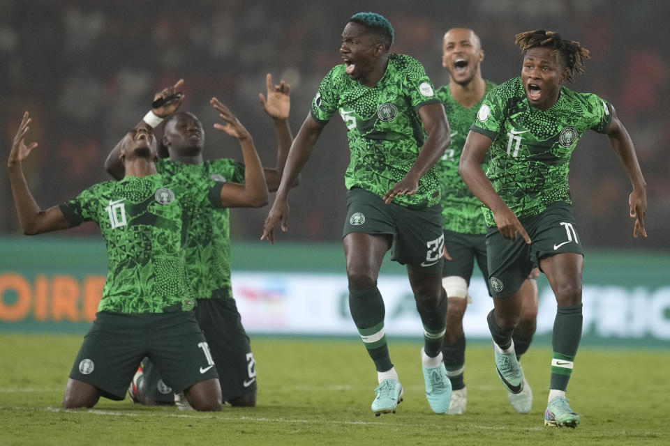 Los jugadores de Nigeria celebran tras la victoria por penales ante Sudáfrica en las semifinales de la Copa Africana de Naciones, el miércoles 7 de febrero de 2024, en Bouake Bouake, Costa de Marfil. (AP Foto/Themba Hadebe)