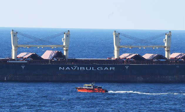 Un buque de la segunda caravana de barcos que transportan granos desde Ucrania llega al estrecho del Bósforo en Estambul. (Photo: EUROPA PRESS/SHADATI / NOTICIAS XINHUA / CONTACTOPHOTO)